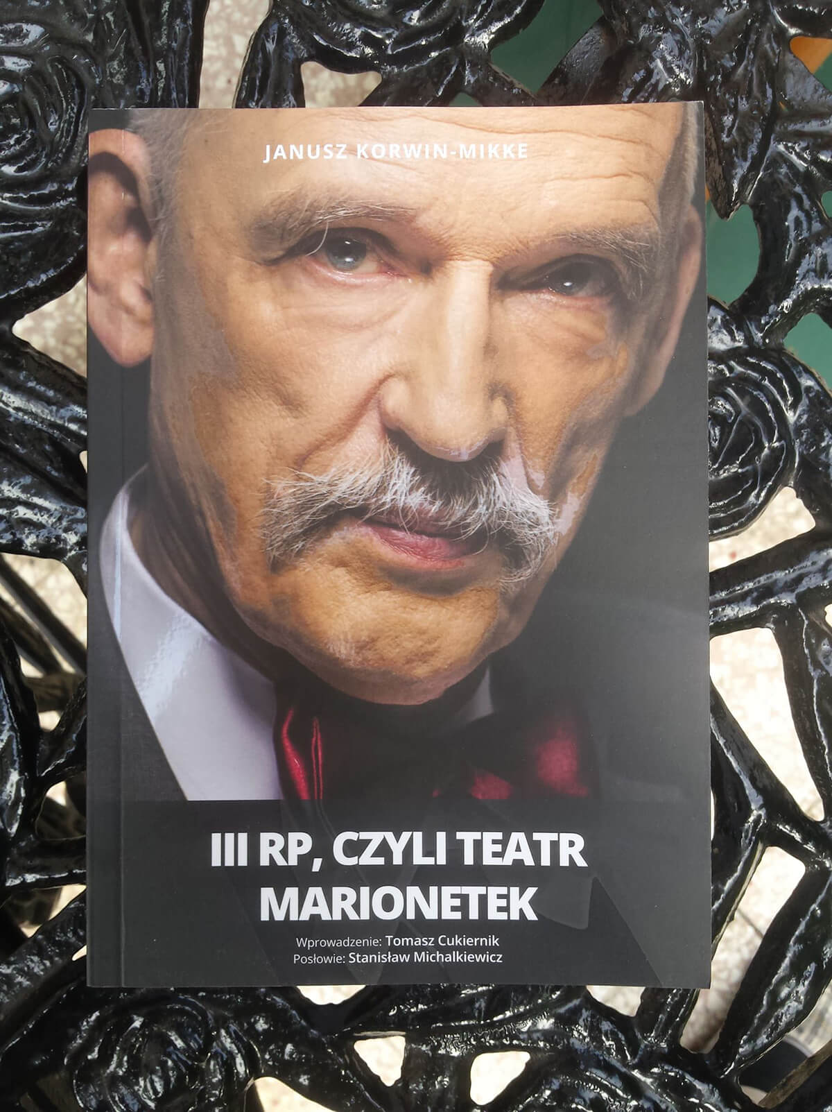 Książka "III RP, czyli Teatr Marionetek" 3