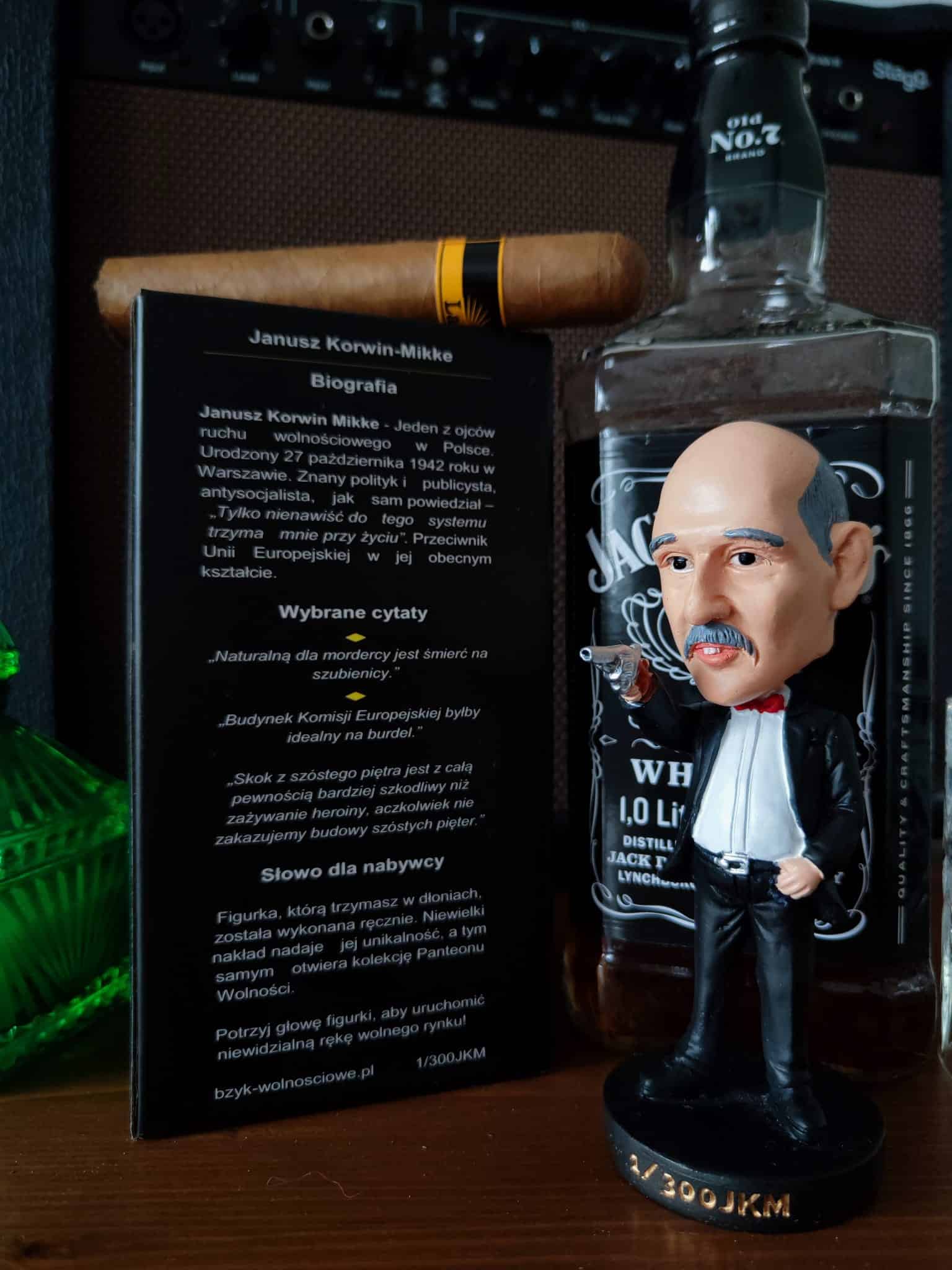 Figurka kolekcjonerska Janusz Korwin-Mikke czarny z autografem 3